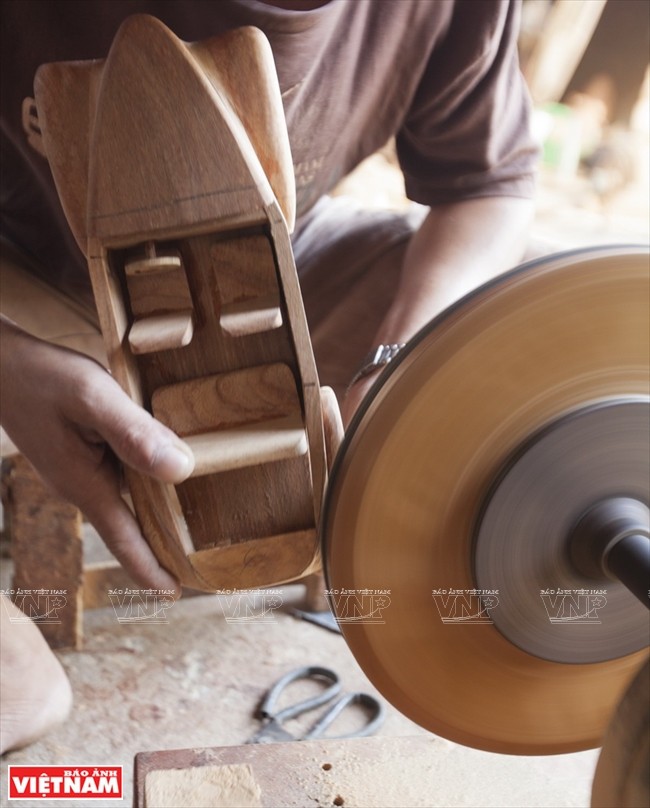 Los artículos de bellas artes requieren la minuciosidad y el cuidado del artesano en todas las etapas. (Fuente: VNA)