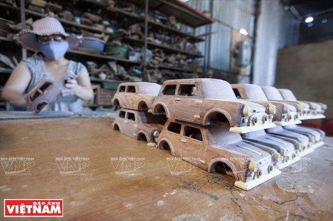 Miniatura de coche, uno de los productos más fabricados y buscados en la comuna de Binh Minh. (Fuente: VNA)