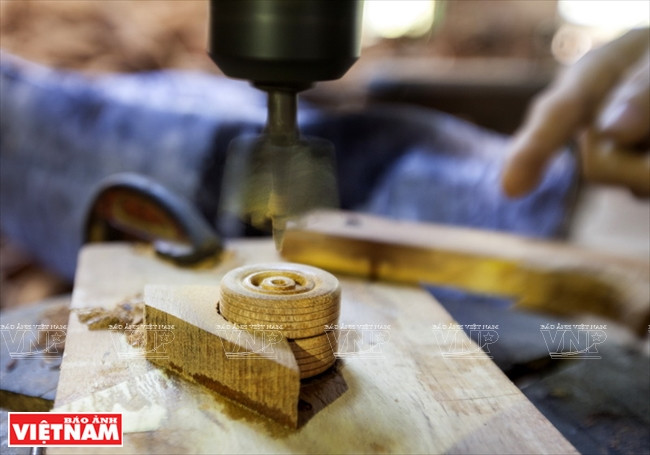 Una etapa de la fabricación de un coche de madera. (Fuente: VNA)