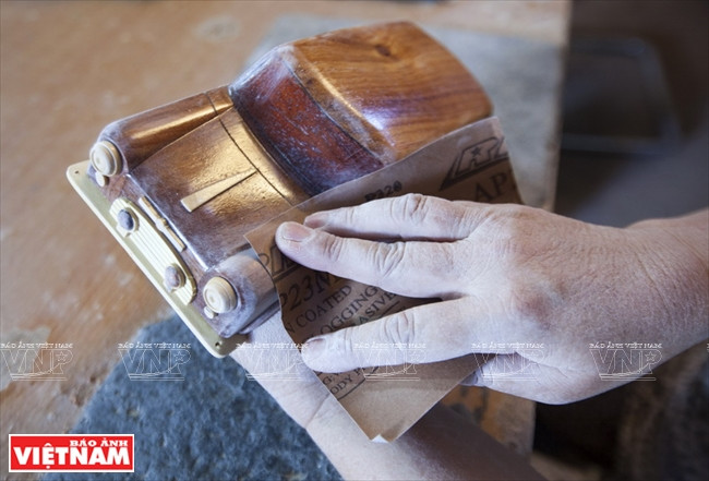 Utilizando papel de lija para pulir los productos. (Fuente: VNA)