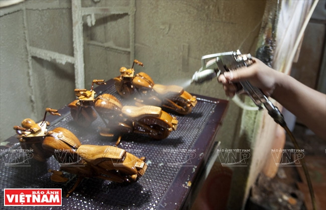 La etapa de pulverización de pintura PU para los productos. (Fuente: VNA)