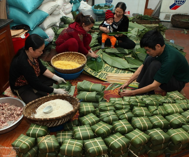 El pueblo de Tranh Khuc, que se especializa en la elaboración de Banh chung, se torna muy ocupado durante los días previos al Tet (Fuente: VNA)
