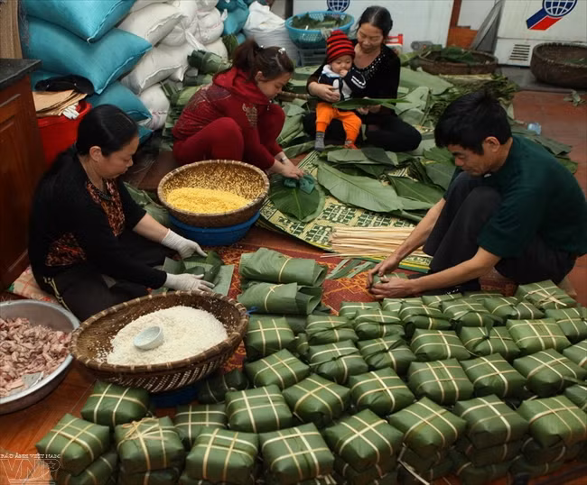 El pueblo de Tranh Khuc, que se especializa en la elaboración de Banh chung, se torna muy ocupado durante los días previos al Tet (Fuente: VNA)