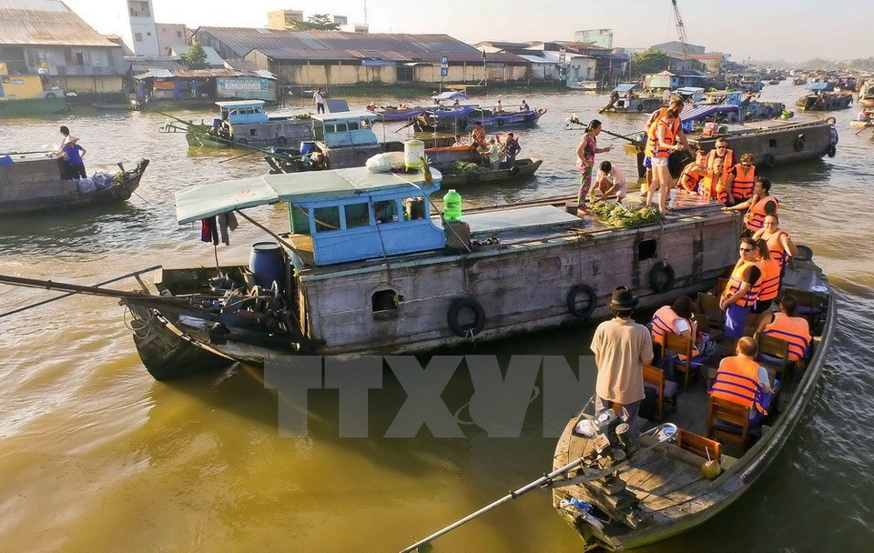  Los barcos son elúnico medio de transporte en este mercado (Foto: VNA)