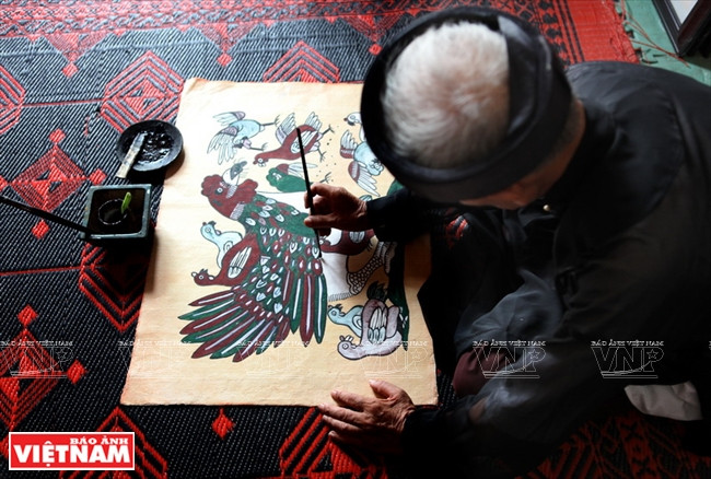 El artesano Nguyen Dang Che, de la aldea de Dong Ho, distrito de Thuan Thanh, provincia de Bac Ninh, da los toques finales a una pintura de gallo. Las pinturas populares de Dong Ho son muy buscadas por la gente en el norte durante el Tet (Fuente: VNA)