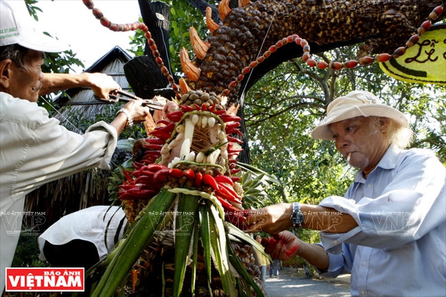 Los artesanos del sur hacen un dragón de frutas para dar la bienvenida al Tet (Fuente: VNA)