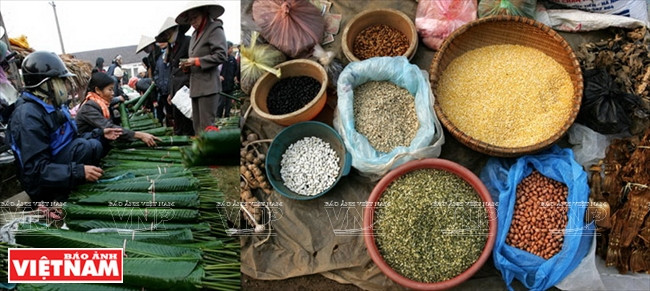 Hojas de Dong (Phrynium pedunculiferum), arroz glutinoso, judías verdes, brotes de bambú y champiñones secos se venden en un mercado rural del norte en el fin de año (Fuente: VNA)