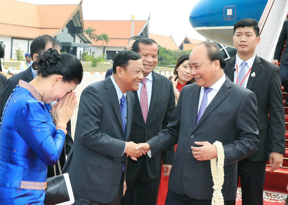 El premier vietnamita, Nguyen Xuan Phuc, al frente de una delegación de su país, fue recibido por dirigentes de Camboya en el aeropuerto de Siem Riep (Fuente: VNA)