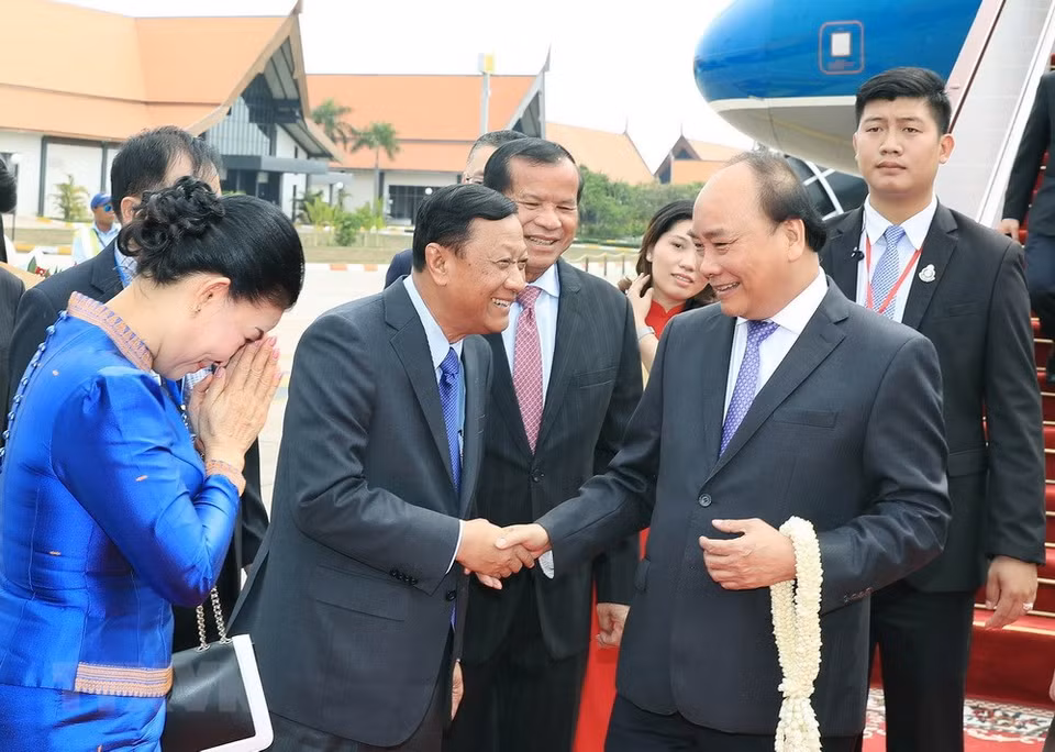 El premier vietnamita, Nguyen Xuan Phuc, al frente de una delegación de su país, fue recibido por dirigentes de Camboya en el aeropuerto de Siem Riep (Fuente: VNA)