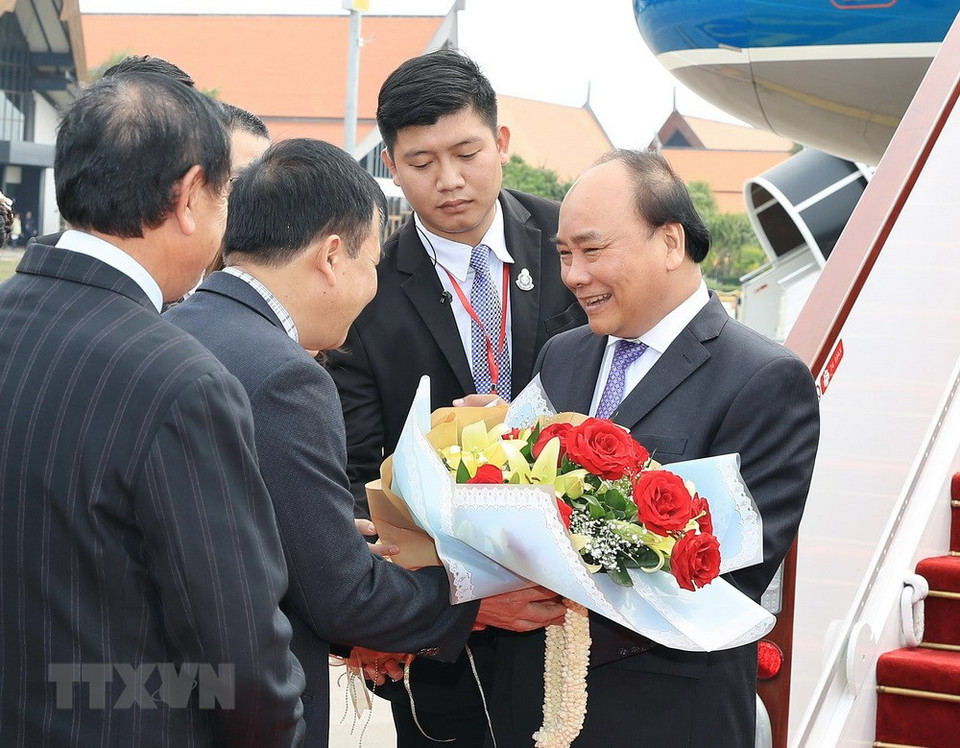 El premier vietnamita, Nguyen Xuan Phuc, al frente de una delegación de su país, fue recibido por dirigentes de Camboya en el aeropuerto de Siem Riep (Fuente: VNA)