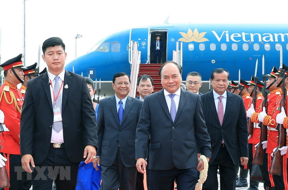 El premier vietnamita, Nguyen Xuan Phuc, al frente de una delegación de su país, fue recibido por dirigentes de Camboya en el aeropuerto de Siem Riep (Fuente: VNA)