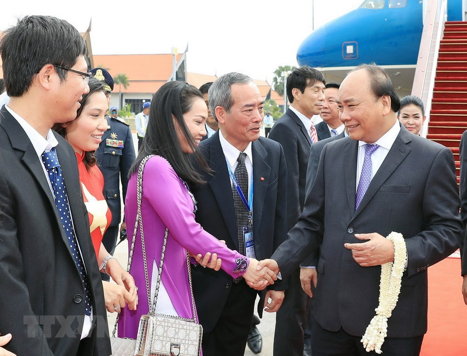 El premier vietnamita, Nguyen Xuan Phuc, al frente de una delegación de su país, fue recibido por dirigentes de Camboya en el aeropuerto de Siem Riep (Fuente: VNA)