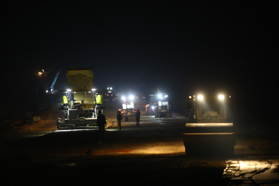 Construcción de la vía Mai Son - Carretera Nacional 45, de 63 kilómetros de longitud. La obra se puso en marcha en abril de 2023. (Foto: VNA)