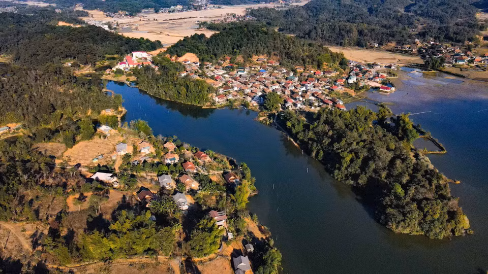 Los pobladores viven a la orilla del lago Pa Khoang. (Foto: VNA)