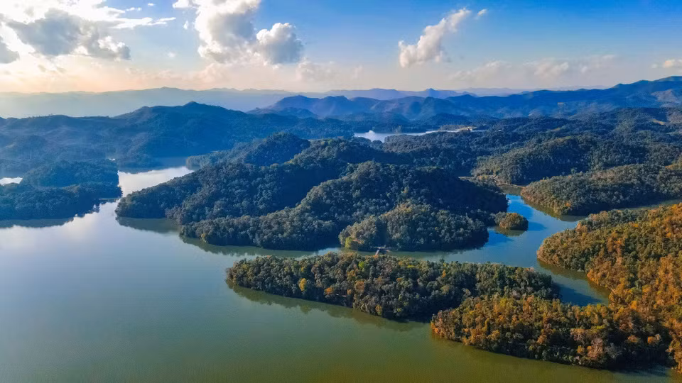 Dentro del lago Pa Khoang, se encuentran muchas islas de diferentes tamaños. (Foto: VNA)
