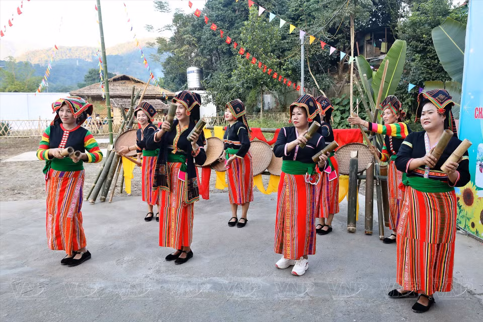Muchachas de la etnia Cong presentan una danza tradicional. (Foto: VNA)