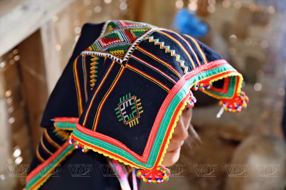 Una bandana de las muchachas de la etnia Cong. (Foto: VNA)