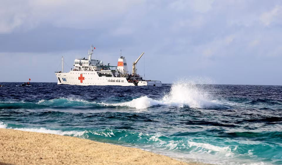 Las olas vistas desde la costa arenosa de la isla de An Bang, en Truong Sa. (Foto: VNA)