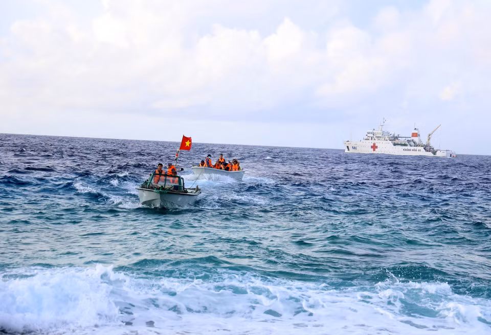 Los barcos deben seguir la corriente del mar, evitando cruzar los caminos de las olas para llegar a la isla An Bang. (Foto: VNA)