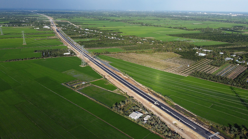 La autopista My Thuan-Can Tho, con 23 kilómetros de longitud, pasa por dos provincias de Vinh Long y Dong Thap, y acaba de abrirse oficialmente al tránsito el 30 de diciembre de 2023. (Foto: VNA)
