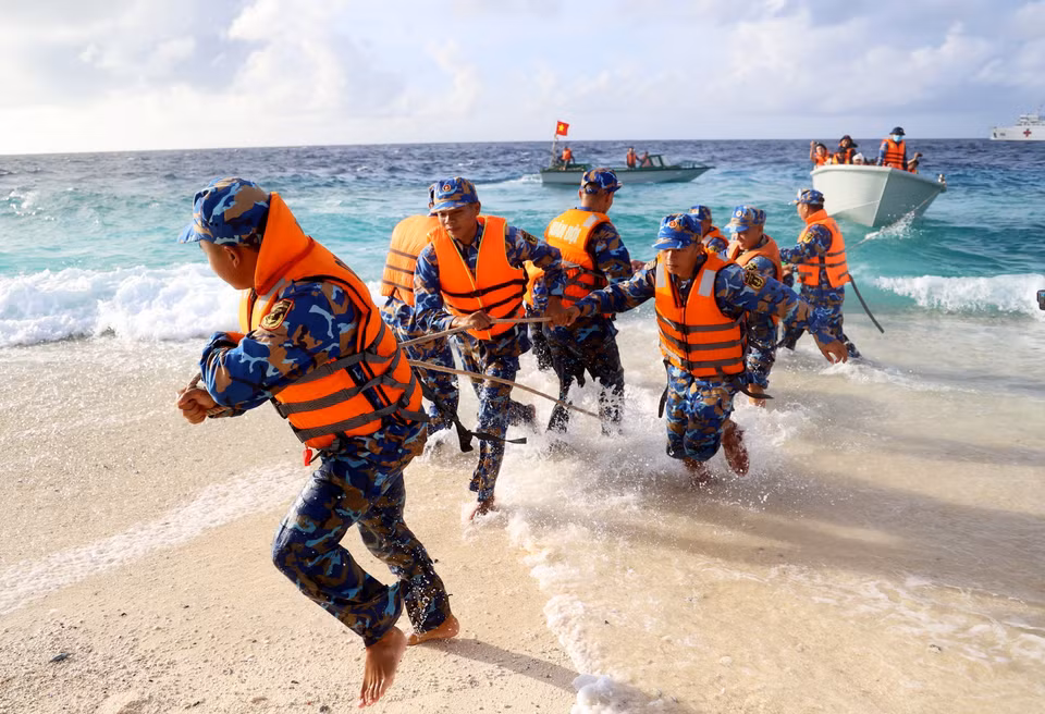 Los oficiales y soldados de la isla An Bang conducen los barcos a la costa. (Foto: VNA)