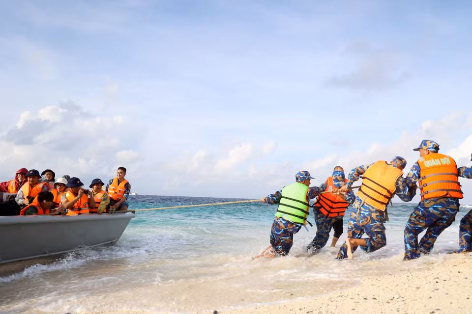 Los oficiales y soldados de la isla An Bang conducen los barcos a la costa. (Foto: VNA)