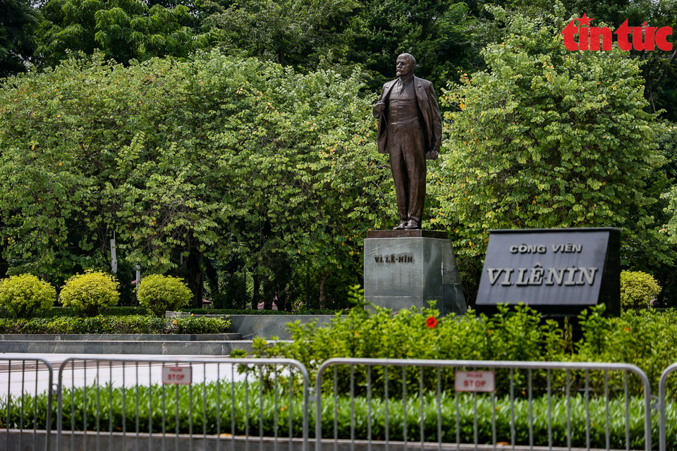 Las barreras son colocadas alrededor del parque Lenin en la calle de Dien Bien Phu (Foto: VNA)