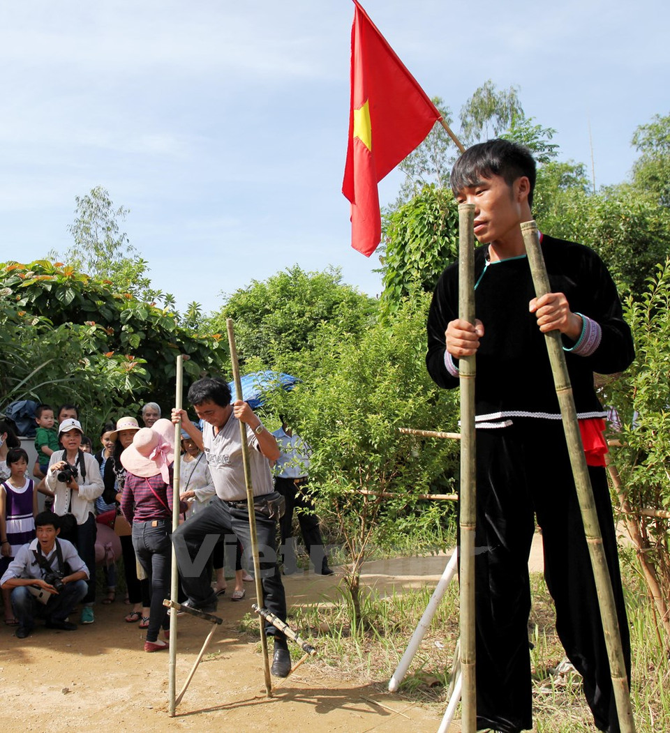 Turistas practican Ca Kheo (zanco). (Fuente: VNA)