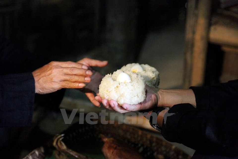 Xoi (arroz glutinoso cocinado a vapor) y huevos, las primeras comidas que la pareja comen juntamente frente a toda la familia. (Fuente: VNA)