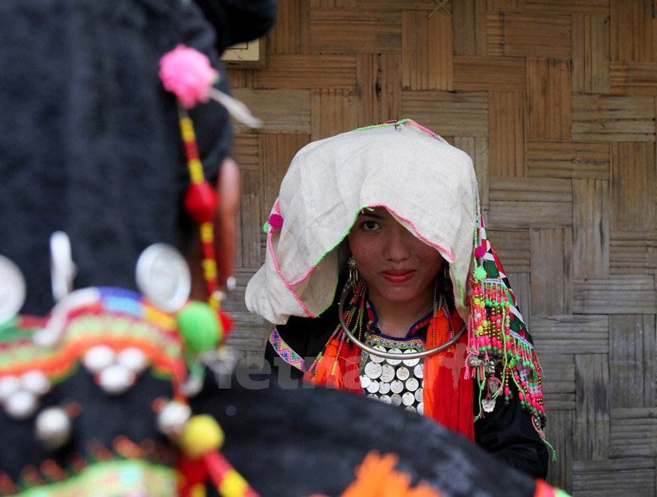La novia antes del acto de rendir culto a los antepasados de la familia (Fuente: VNA)