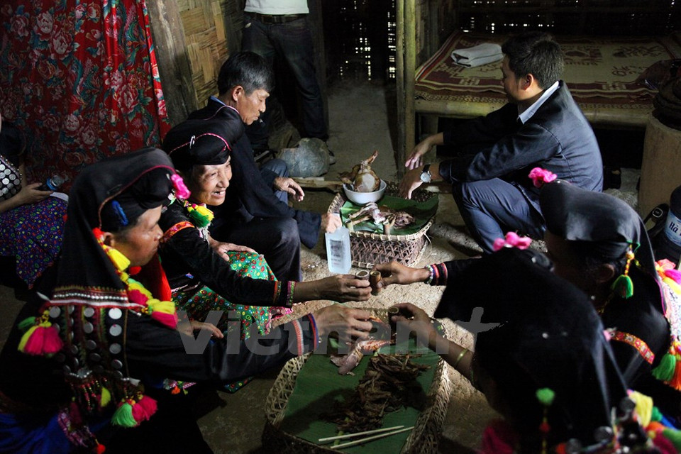 Los miembros de la familia organizan una fiesta en la cocina. (Fuente: VNA)