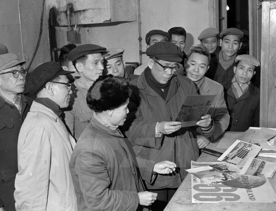 Le Duan recorrió por el departamento de fotografías. (Fuente: VNA)