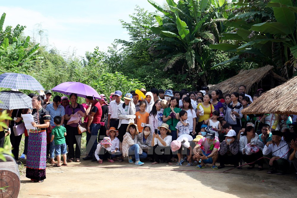 Viajeros esperan la presencia de la novia. (Fuente: VNA)