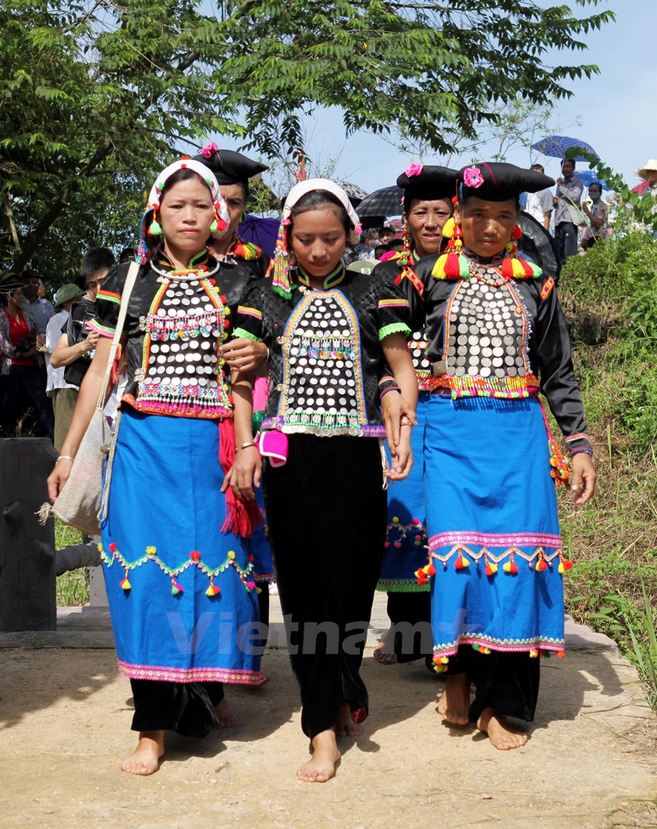 La novia, acompañada por allegados y amigos, despide a los vecinos. (Fuente: VNA)