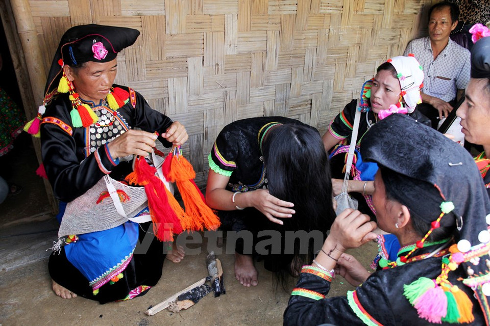 En la puerta del novio, la suegra obsequia a la novia nuevas ropas. Las mujeres de Si La tienen vestidos multicolores decorados con lentejuelas y bolsillos con grandes penachos de hilos. (Fuente: VNA)