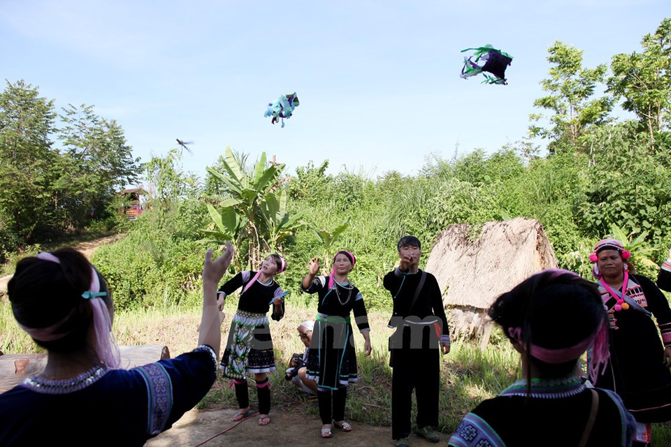 Hay unas 800 personas de Si La viven en Vietnam, principalmente en el área montañosa del Norte. Antes de la boda, los invitados participan en juegos tradicionales. (Fuente: VNA)