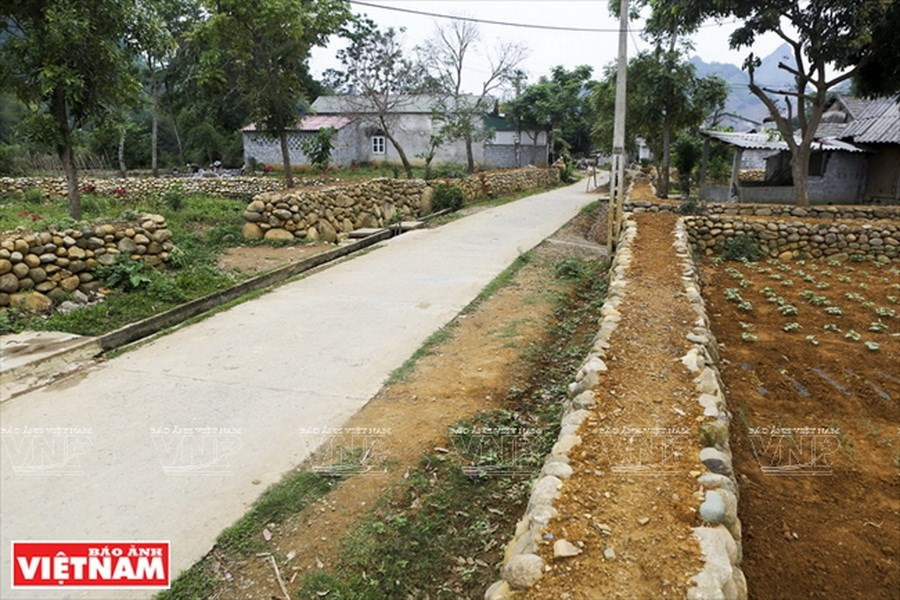 Vallas de piedra se convierten en una imagen popular en este pueblo (Fuente: VNA)​