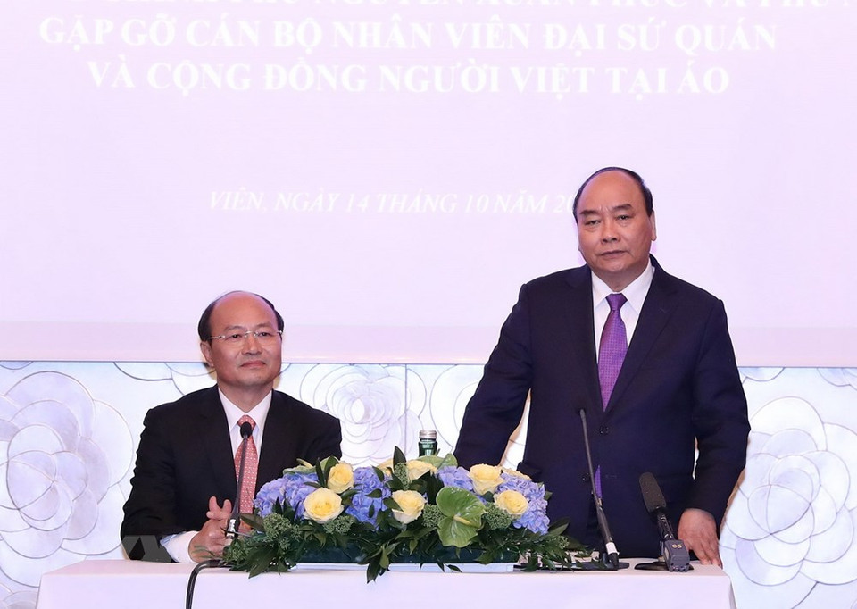 El primer ministro de Vietnam, Nguyen Xuan Phuc, y representantes de la comunidad de compatriotas en Europa (Fuente: VNA)