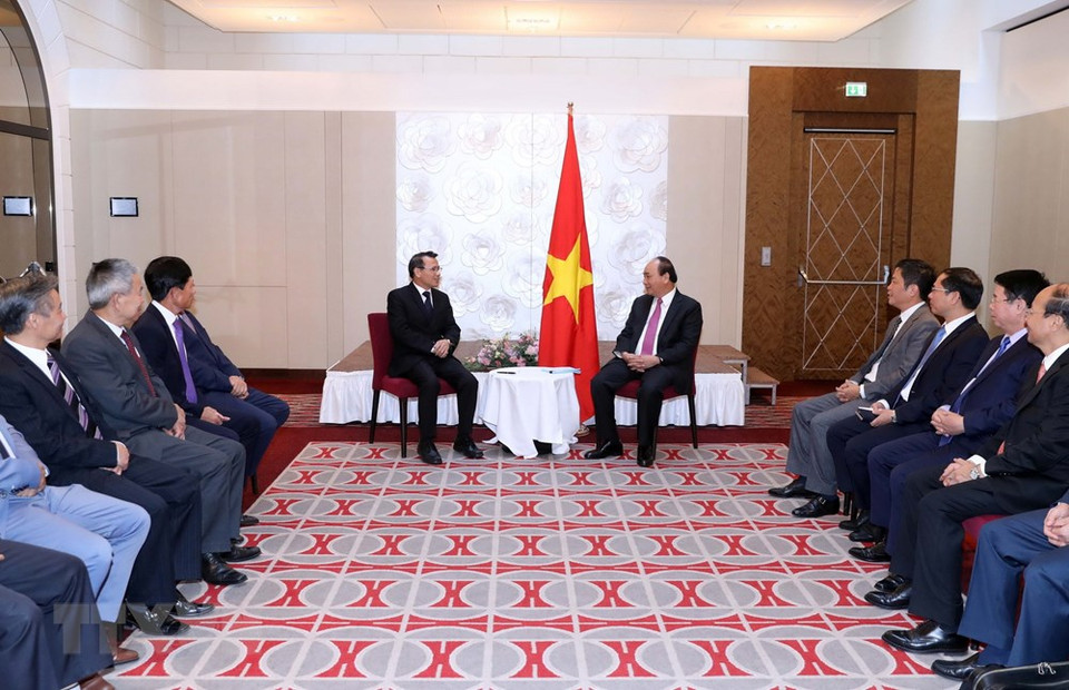 El primer ministro de Vietnam, Nguyen Xuan Phuc, y representantes de la comunidad de compatriotas en Europa (Fuente: VNA)