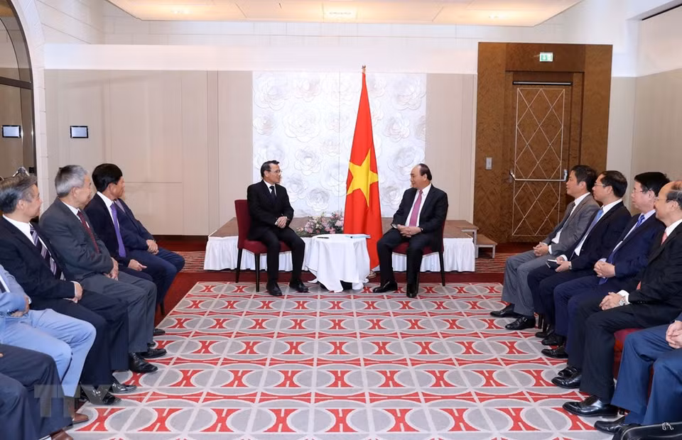 El primer ministro de Vietnam, Nguyen Xuan Phuc, y representantes de la comunidad de compatriotas en Europa (Fuente: VNA)