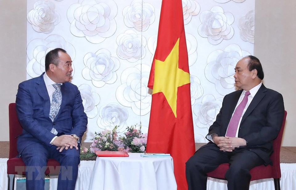 El primer ministro de Vietnam, Nguyen Xuan Phuc, y representantes del grupo Tan Viet (Fuente: VNA)