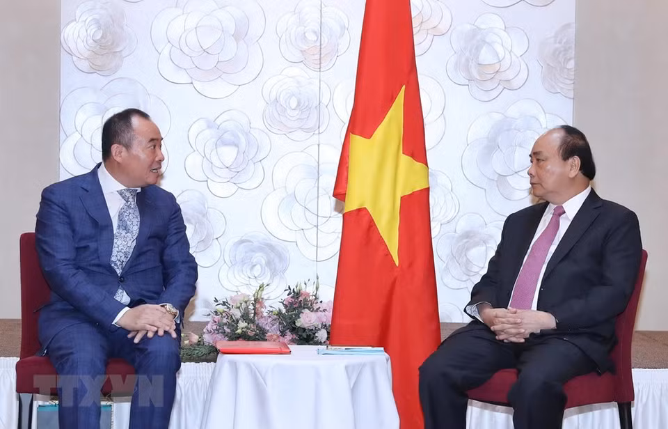 El primer ministro de Vietnam, Nguyen Xuan Phuc, y representantes del grupo Tan Viet (Fuente: VNA)