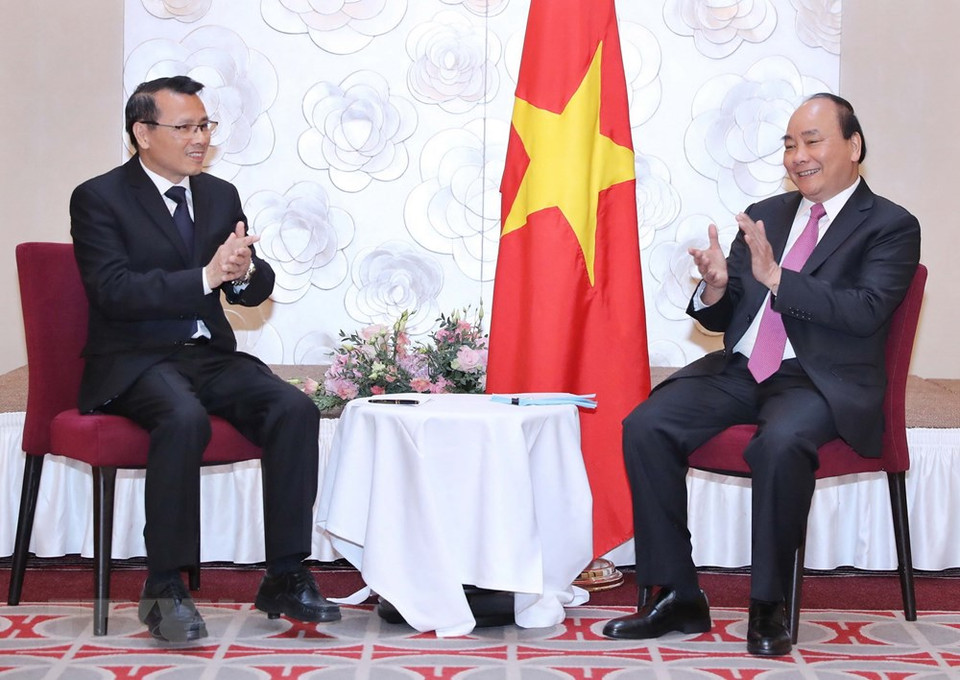 El presidente de la Asociación de vietnamitas en la República Checa, Nguyen Duy Nhien, y el premier Nguyen Xuan Phuc (Fuente: VNA)