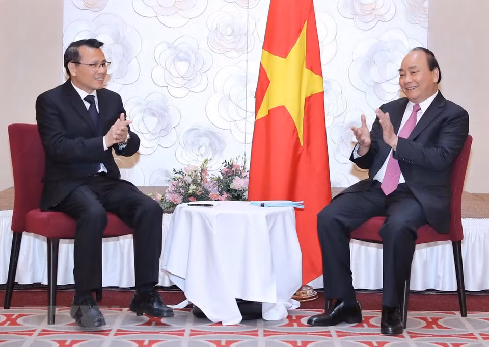 El presidente de la Asociación de vietnamitas en la República Checa, Nguyen Duy Nhien, y el premier Nguyen Xuan Phuc (Fuente: VNA)