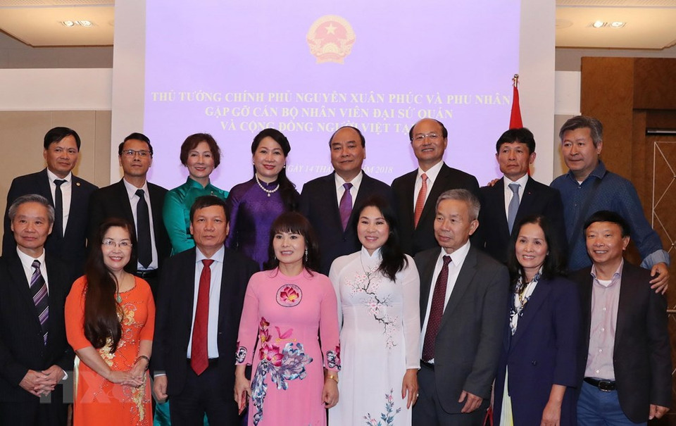 El primer ministro de Vietnam, Nguyen Xuan Phuc, y representantes de la comunidad de compatriotas en Europa (Fuente: VNA)