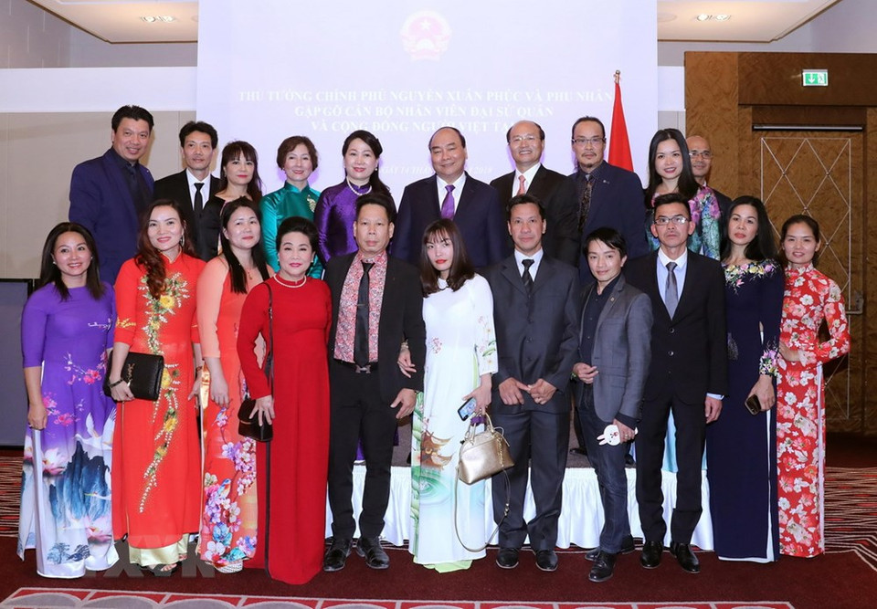 El primer ministro de Vietnam, Nguyen Xuan Phuc, y representantes de la comunidad de compatriotas en Europa (Fuente: VNA)