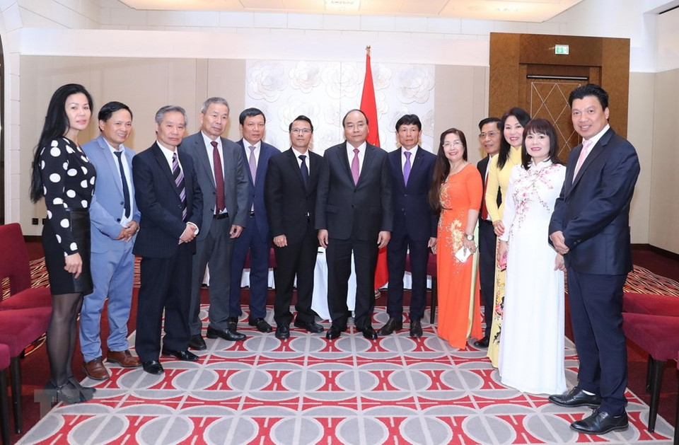 El primer ministro de Vietnam, Nguyen Xuan Phuc, y representantes de la comunidad de compatriotas en Europa (Fuente: VNA)