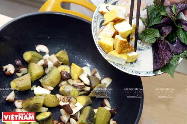 Los hongos y tofu son asados rápidamente (Fuente: VNA)