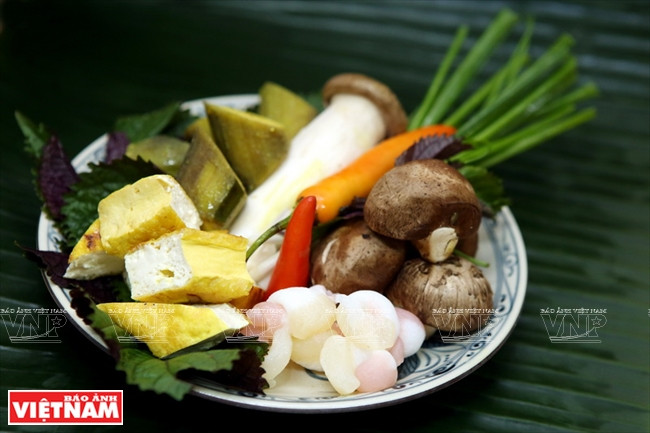 Los ingredientes incluyen tofu asado, plátanos verdes, hongos, perilla …(Fuente: Revista Vietnam)