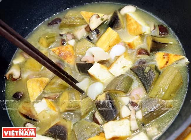 Los ingredientes se dejan marinados en agua y cocinados con arroz fermentado (Fuente: VNA)